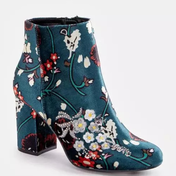 JustFab Shoes - 🌼🌼JustFab Sateen Winter Green Floral Booties🌼🌼